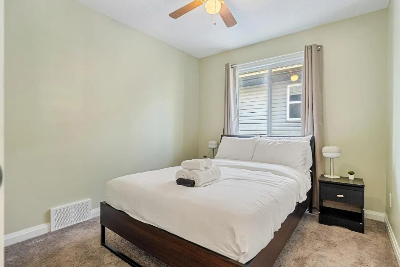 5 Bedroom House In Mcconachie, Near Anthony Henday, Sleeps 12, Backyard, Netflix, Free Parking Edmonton 0*,  Canada