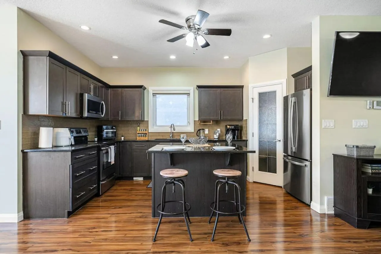 5 Bedroom House In Mcconachie, Near Anthony Henday, Sleeps 12, Backyard, Netflix, Free Parking Edmonton Holiday home