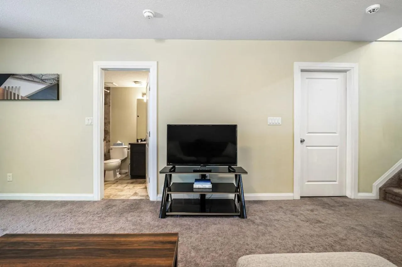 5 Bedroom House In Mcconachie, Near Anthony Henday, Sleeps 12, Backyard, Netflix, Free Parking Edmonton 0*,  Canada