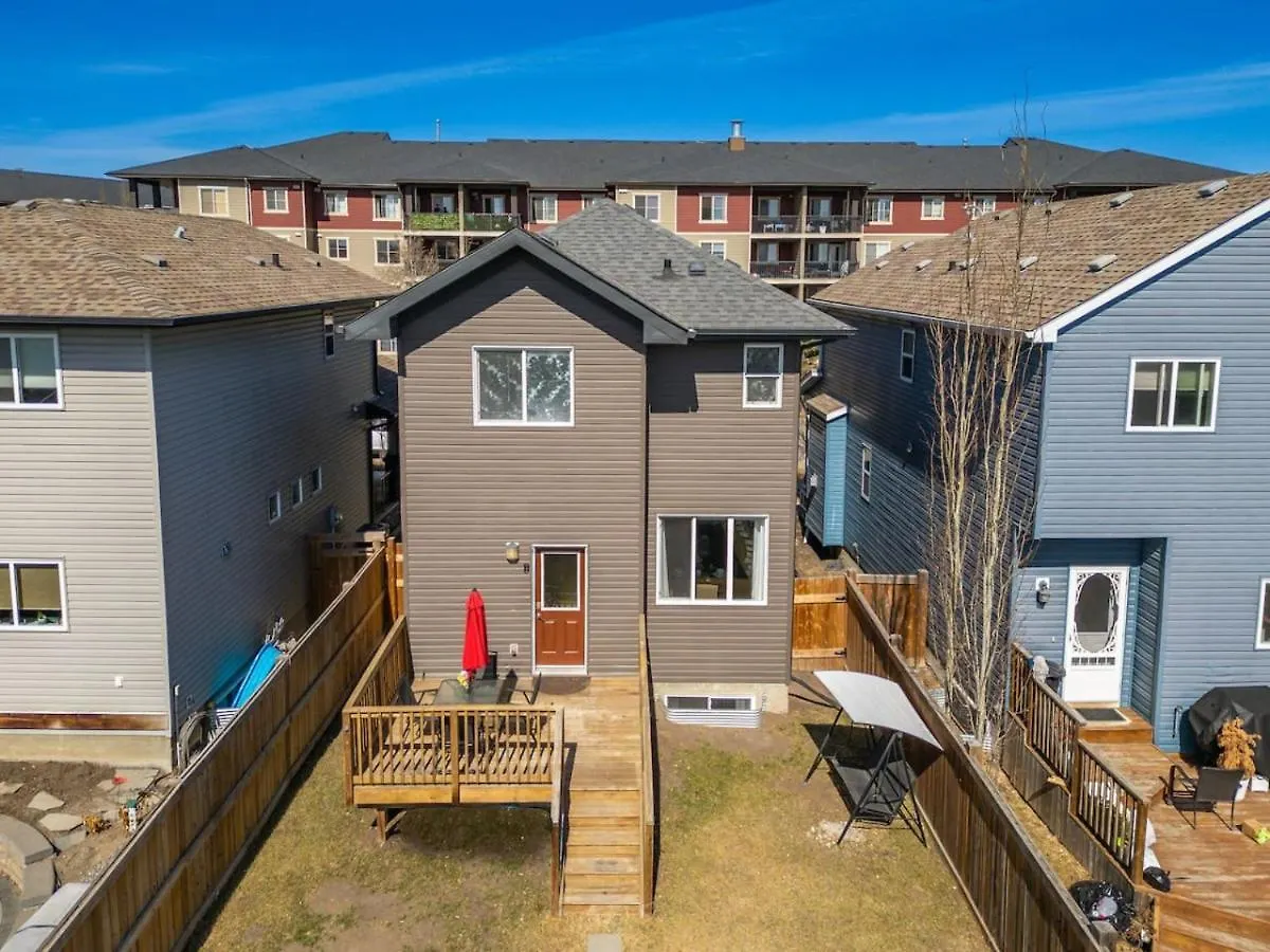 5 Bedroom House In Mcconachie, Near Anthony Henday, Sleeps 12, Backyard, Netflix, Free Parking Edmonton