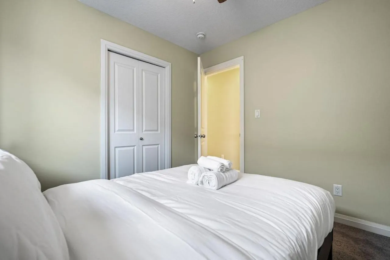 Holiday home 5 Bedroom House In Mcconachie, Near Anthony Henday, Sleeps 12, Backyard, Netflix, Free Parking Edmonton Canada