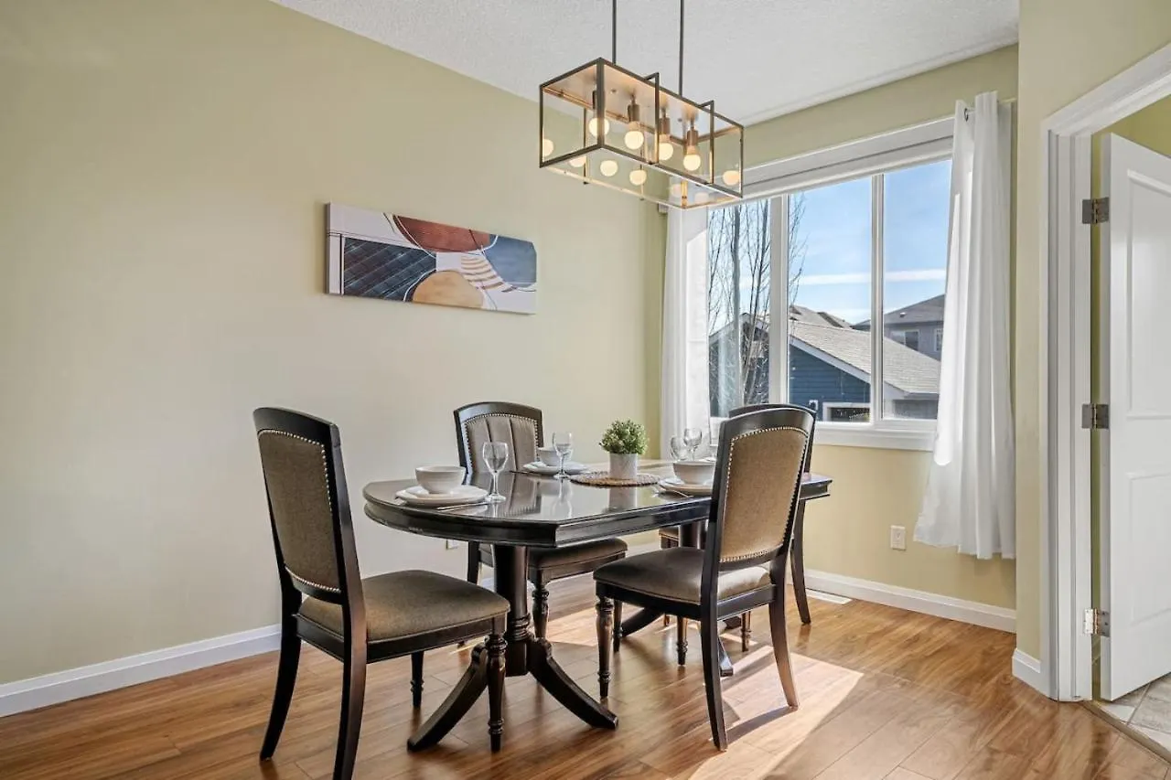 5 Bedroom House In Mcconachie, Near Anthony Henday, Sleeps 12, Backyard, Netflix, Free Parking Edmonton