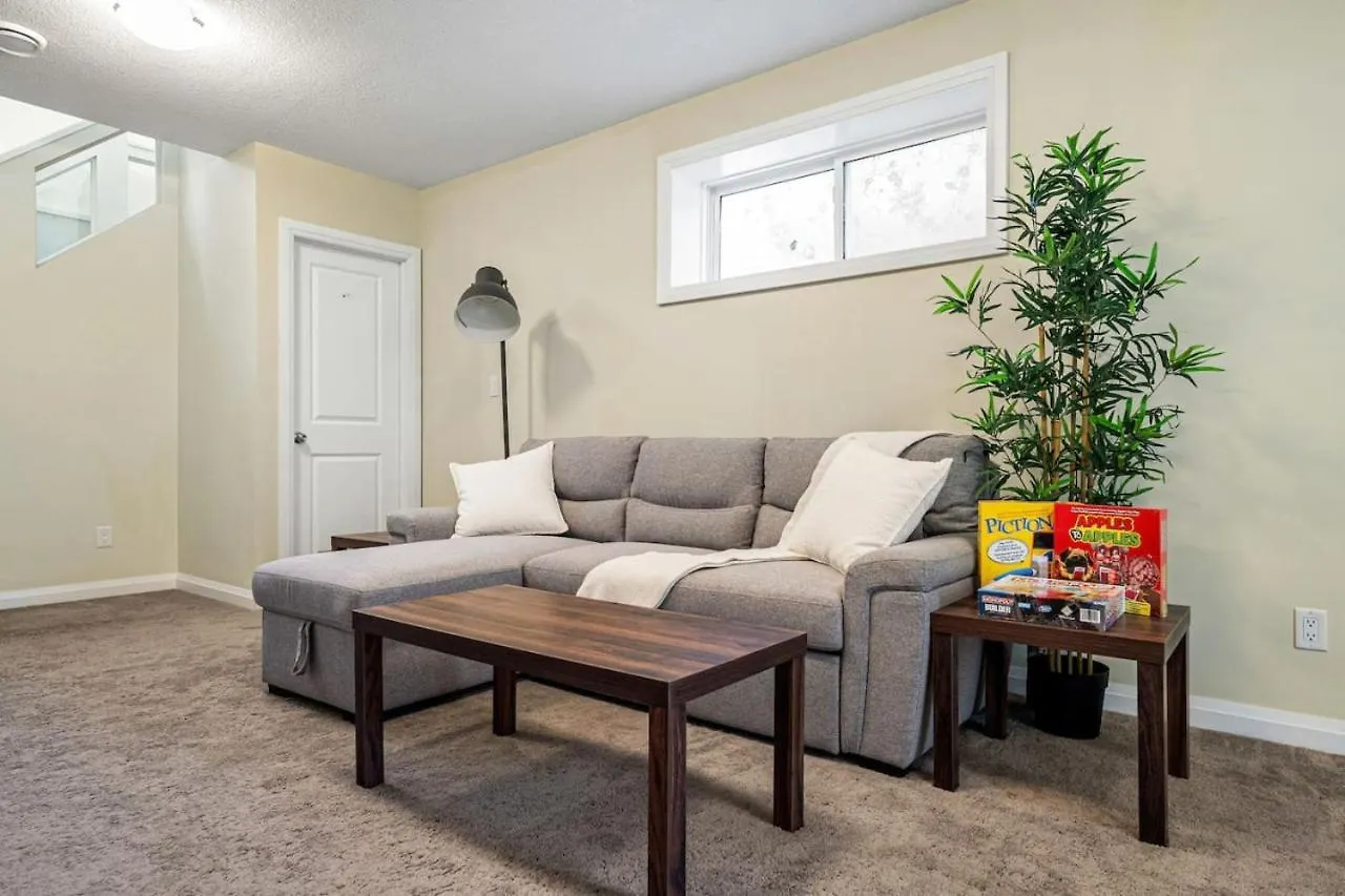 Holiday home 5 Bedroom House In Mcconachie, Near Anthony Henday, Sleeps 12, Backyard, Netflix, Free Parking Edmonton