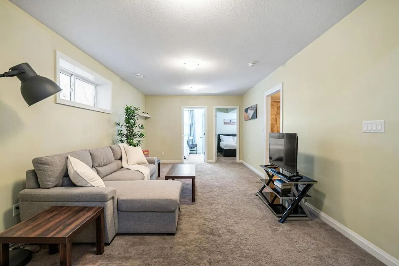 5 Bedroom House In Mcconachie, Near Anthony Henday, Sleeps 12, Backyard, Netflix, Free Parking Edmonton 0*,