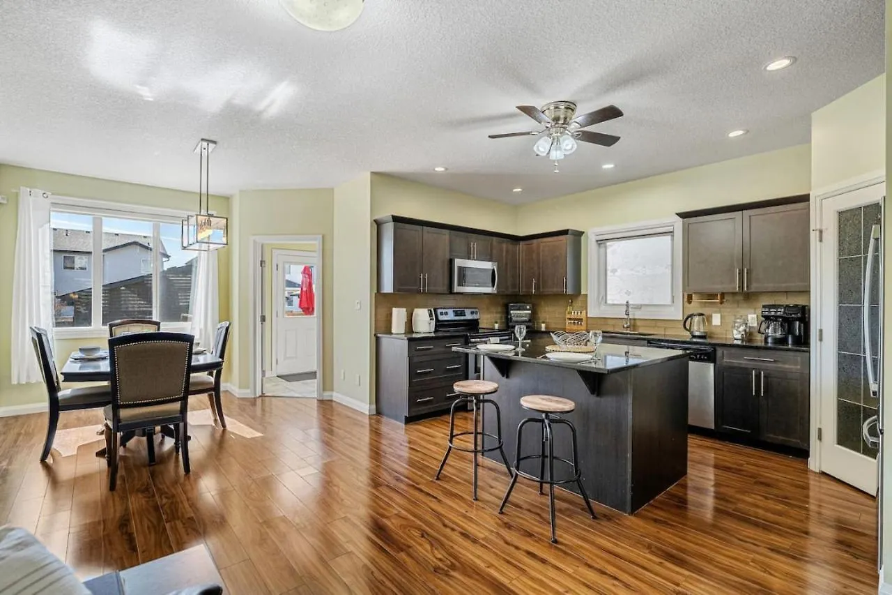 5 Bedroom House In Mcconachie, Near Anthony Henday, Sleeps 12, Backyard, Netflix, Free Parking Edmonton Holiday home