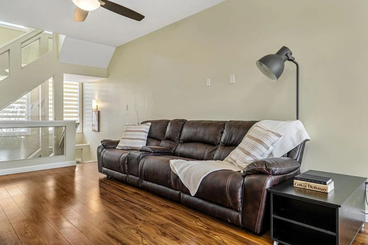5 Bedroom House In Mcconachie, Near Anthony Henday, Sleeps 12, Backyard, Netflix, Free Parking Edmonton