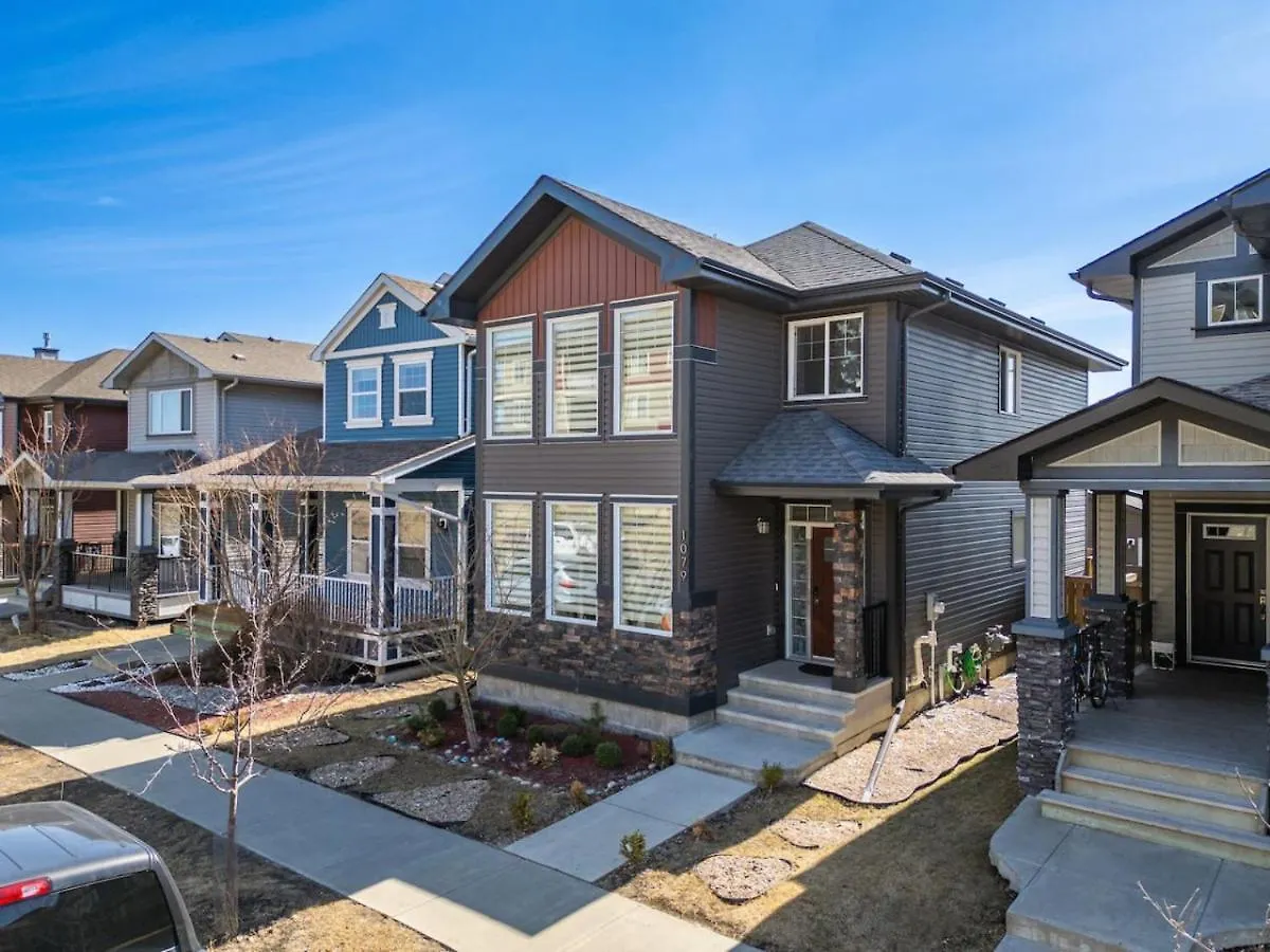 5 Bedroom House In Mcconachie, Near Anthony Henday, Sleeps 12, Backyard, Netflix, Free Parking Edmonton