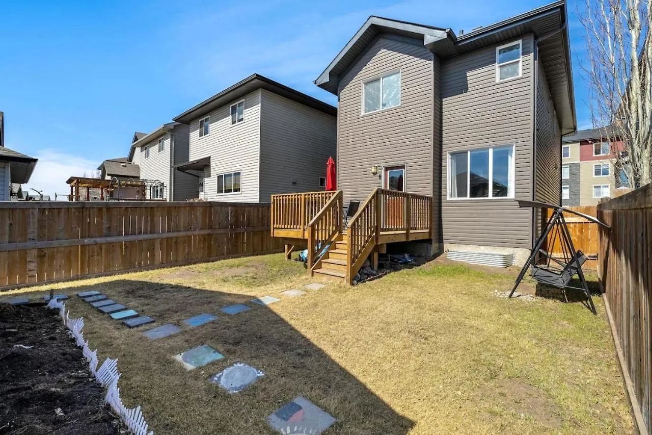 5 Bedroom House In Mcconachie, Near Anthony Henday, Sleeps 12, Backyard, Netflix, Free Parking Edmonton Holiday home