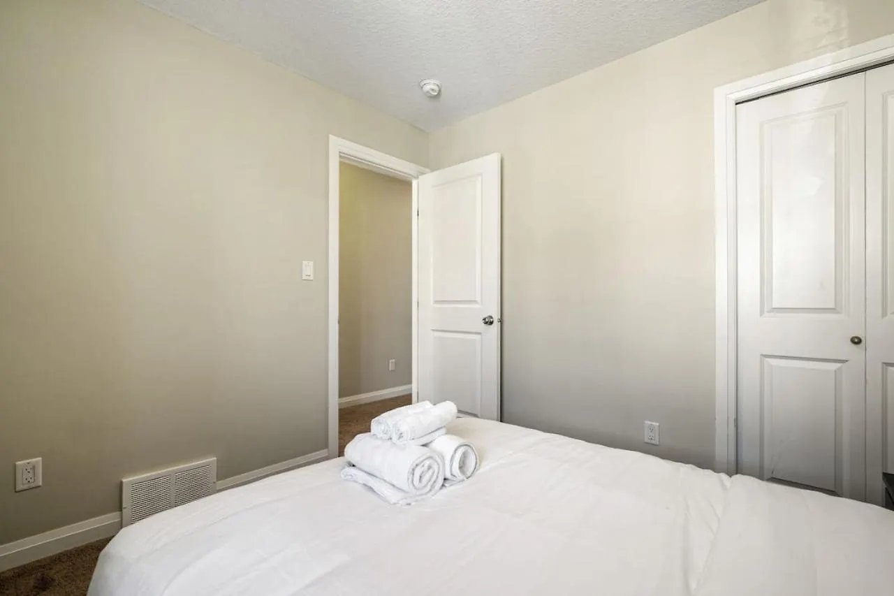 5 Bedroom House In Mcconachie, Near Anthony Henday, Sleeps 12, Backyard, Netflix, Free Parking Edmonton Canada