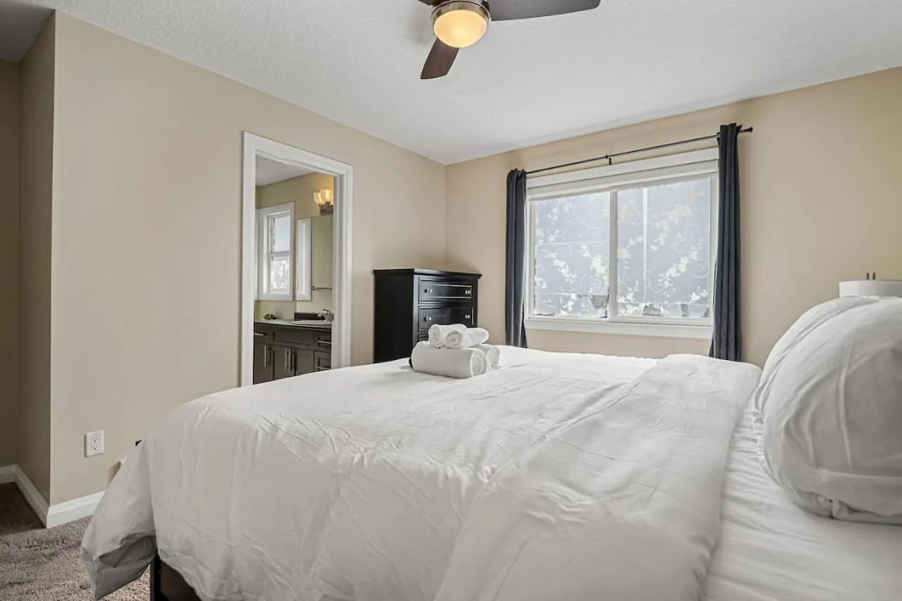 5 Bedroom House In Mcconachie, Near Anthony Henday, Sleeps 12, Backyard, Netflix, Free Parking Edmonton