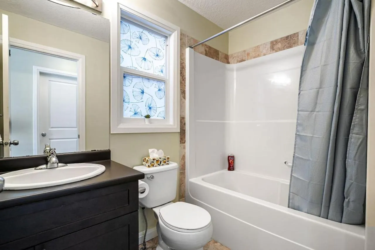 5 Bedroom House In Mcconachie, Near Anthony Henday, Sleeps 12, Backyard, Netflix, Free Parking Edmonton Holiday home