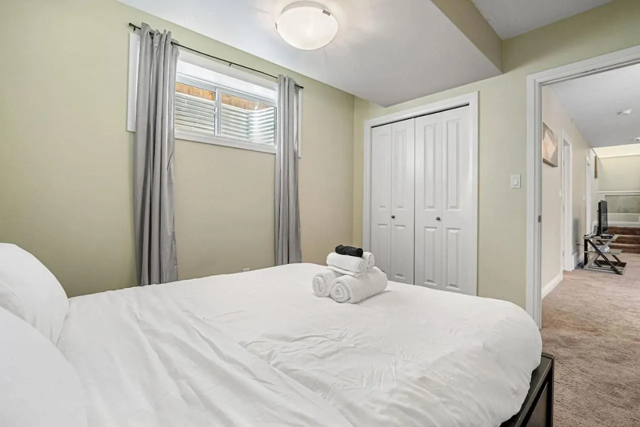 5 Bedroom House In Mcconachie, Near Anthony Henday, Sleeps 12, Backyard, Netflix, Free Parking Edmonton Canada
