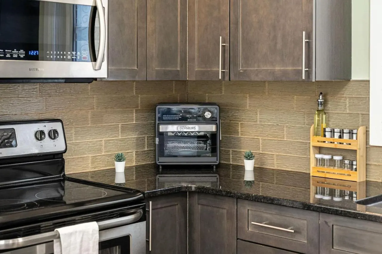 5 Bedroom House In Mcconachie, Near Anthony Henday, Sleeps 12, Backyard, Netflix, Free Parking Edmonton 0*,  Canada