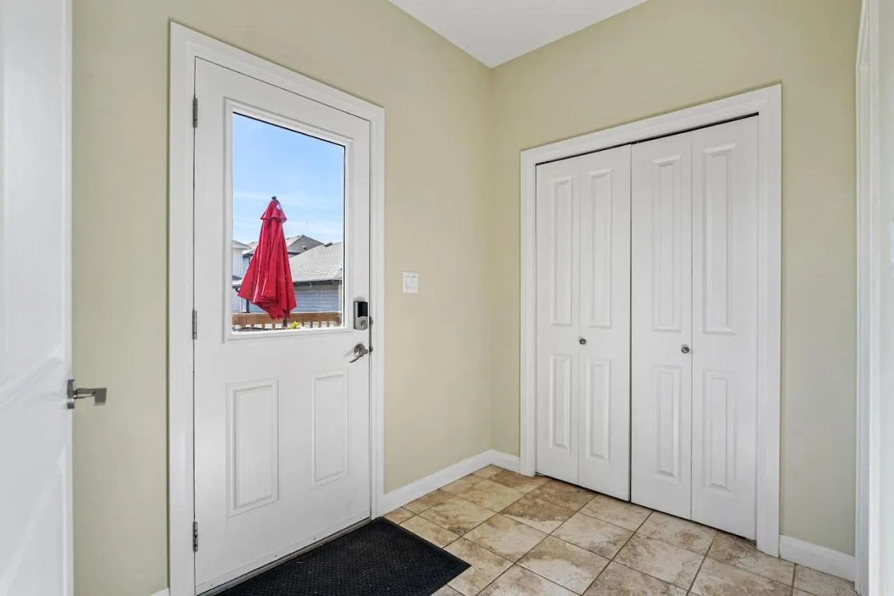 5 Bedroom House In Mcconachie, Near Anthony Henday, Sleeps 12, Backyard, Netflix, Free Parking Edmonton 0*,