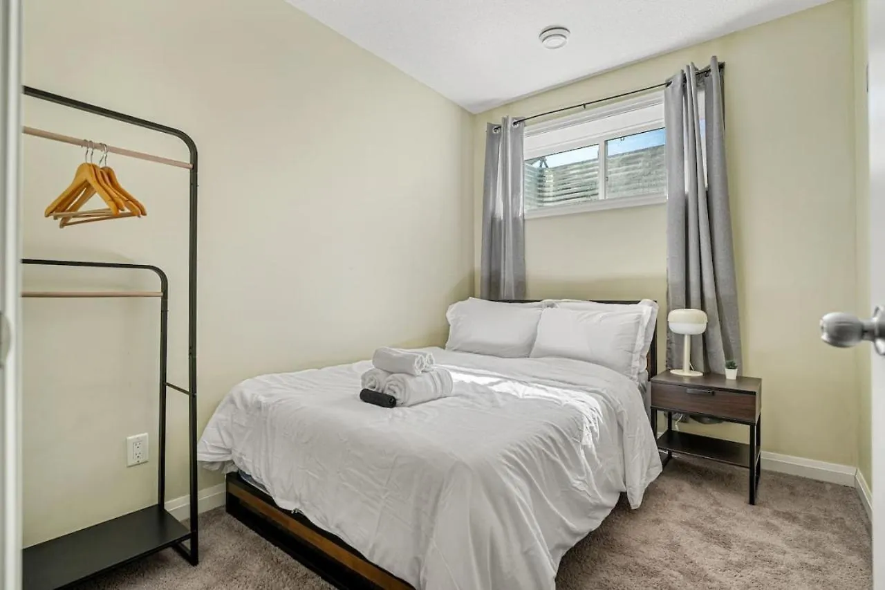 Holiday home 5 Bedroom House In Mcconachie, Near Anthony Henday, Sleeps 12, Backyard, Netflix, Free Parking Edmonton