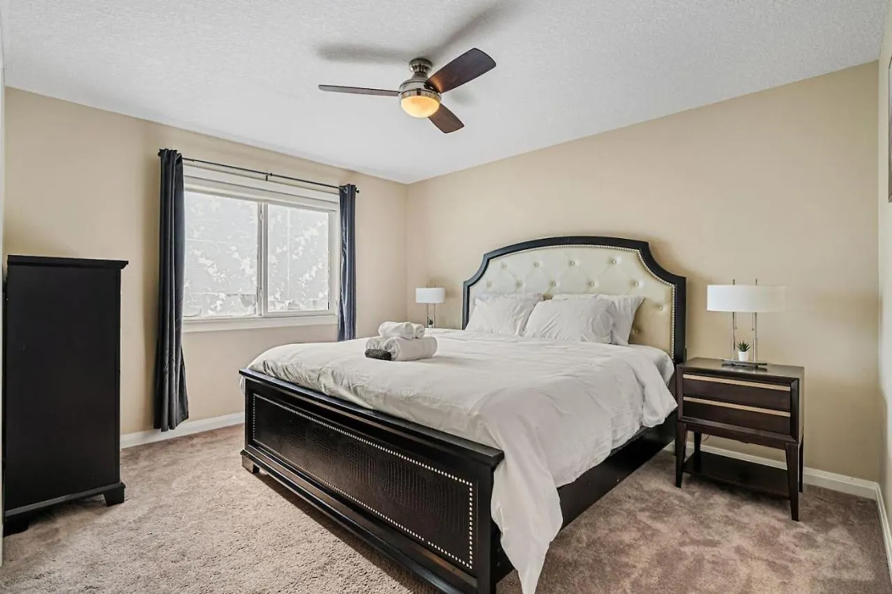 5 Bedroom House In Mcconachie, Near Anthony Henday, Sleeps 12, Backyard, Netflix, Free Parking Edmonton
