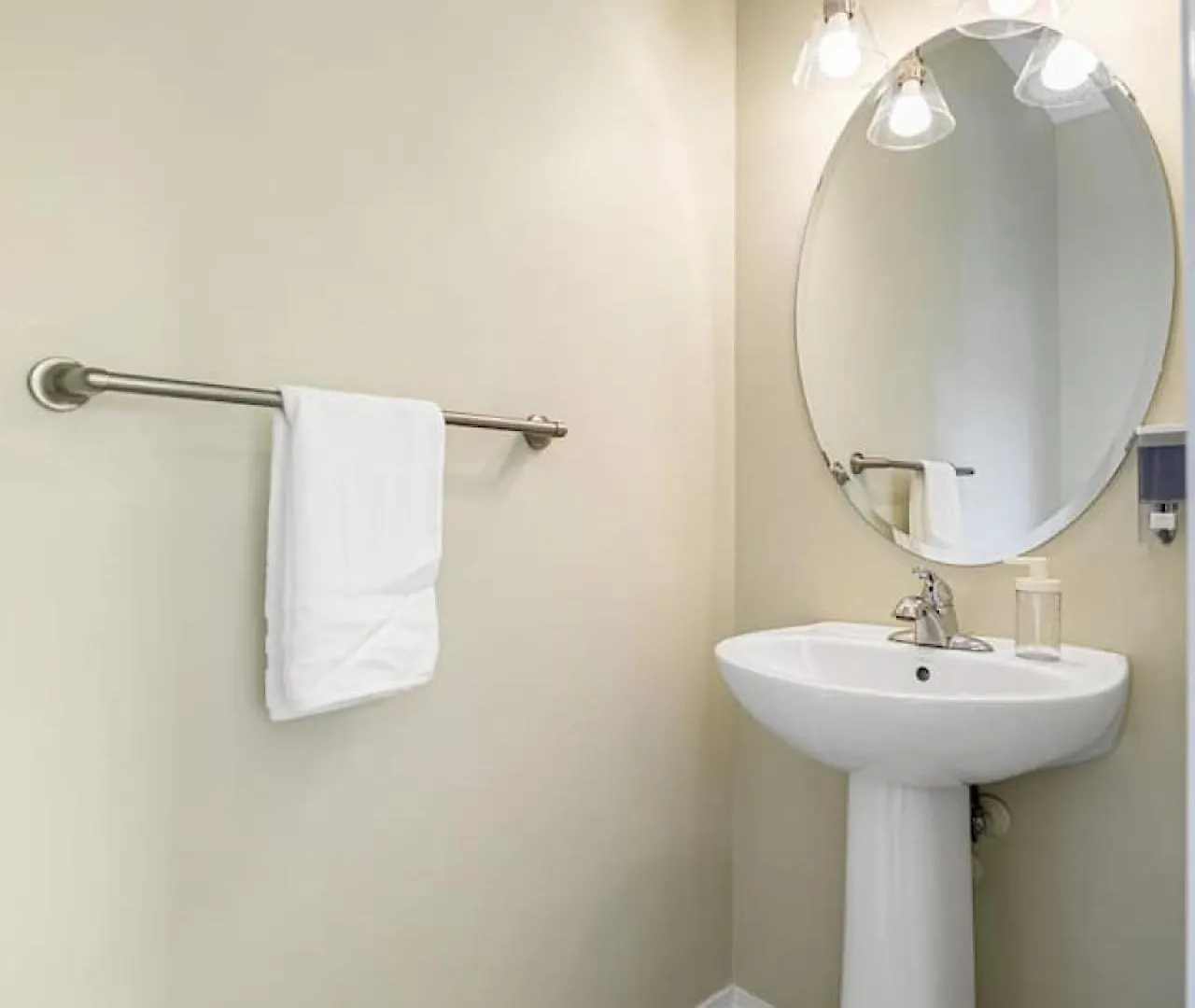 Holiday home 5 Bedroom House In Mcconachie, Near Anthony Henday, Sleeps 12, Backyard, Netflix, Free Parking Edmonton Canada