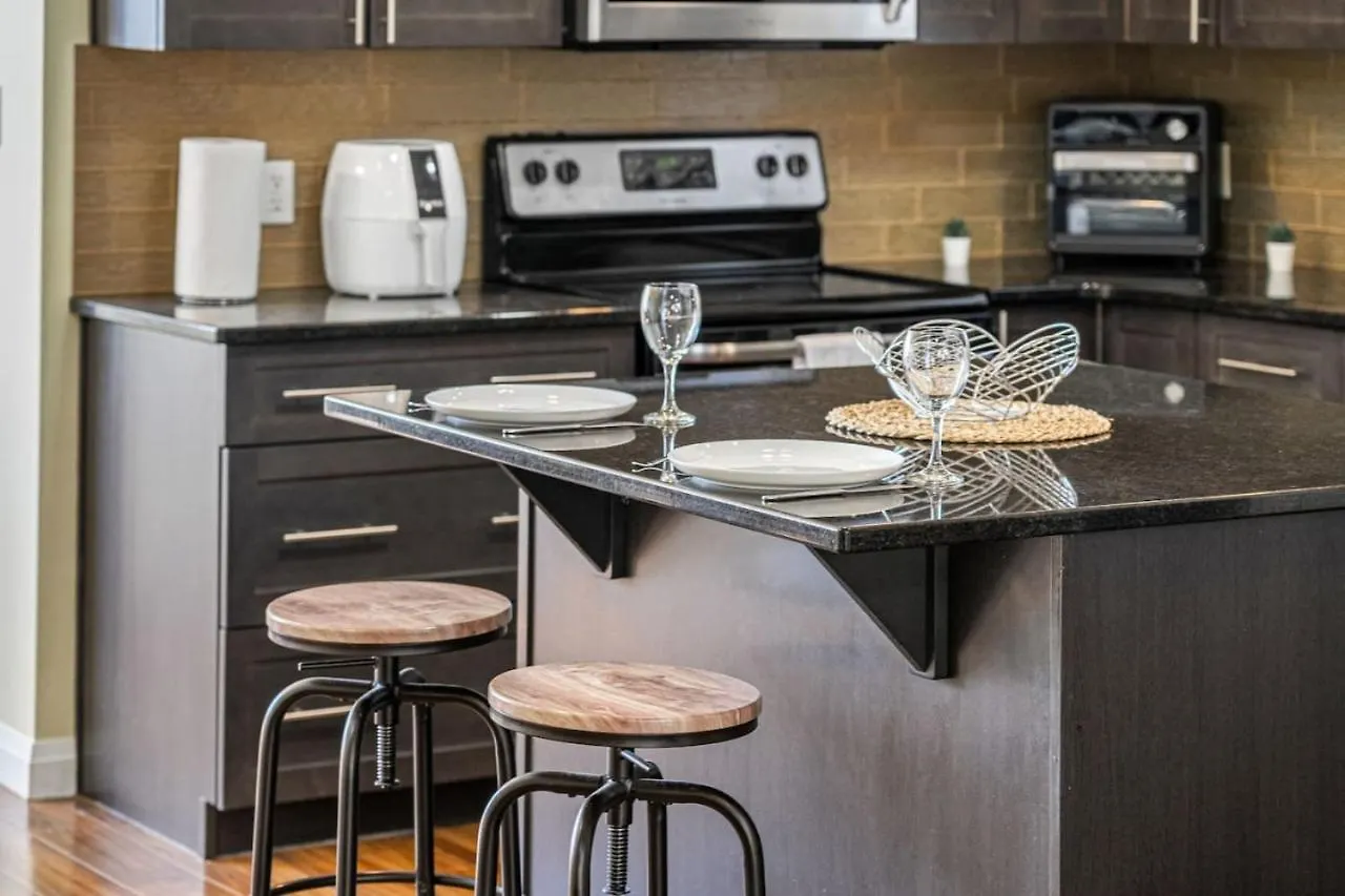 5 Bedroom House In Mcconachie, Near Anthony Henday, Sleeps 12, Backyard, Netflix, Free Parking Edmonton Holiday home